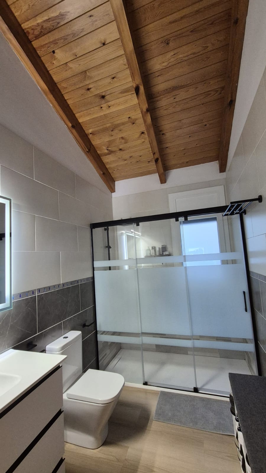 En Paco Piña Reformas realizamos este tipo de renovaciones parciales para que puedas disfrutar de un baño más moderno sin complicaciones innecesarias.