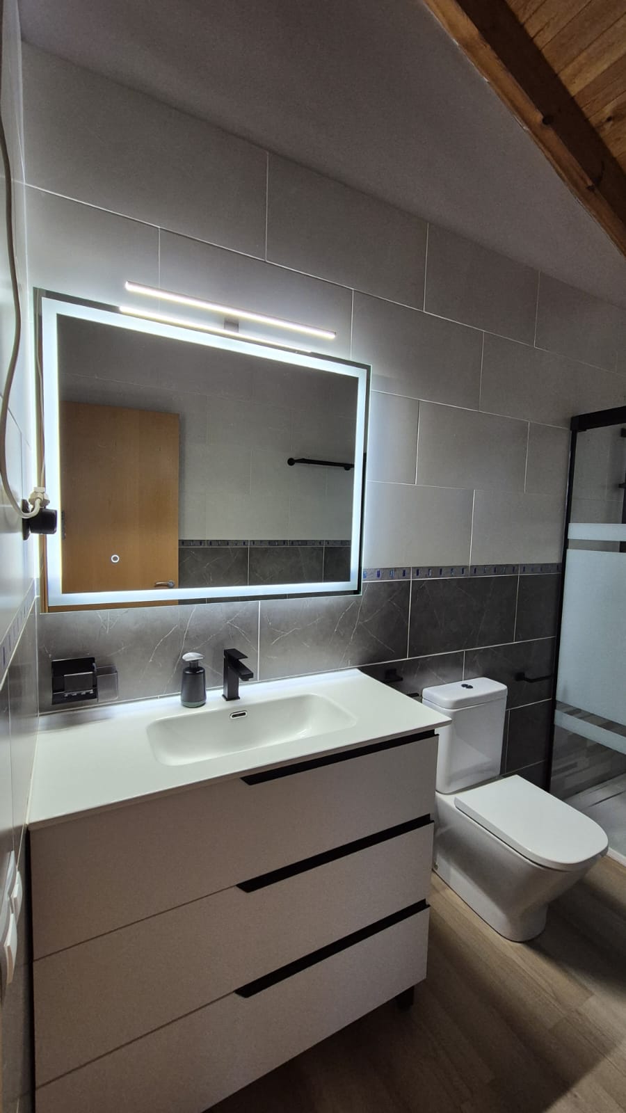 vEn Paco Piña Reformas realizamos este tipo de renovaciones parciales para que puedas disfrutar de un baño más moderno sin complicaciones innecesarias.