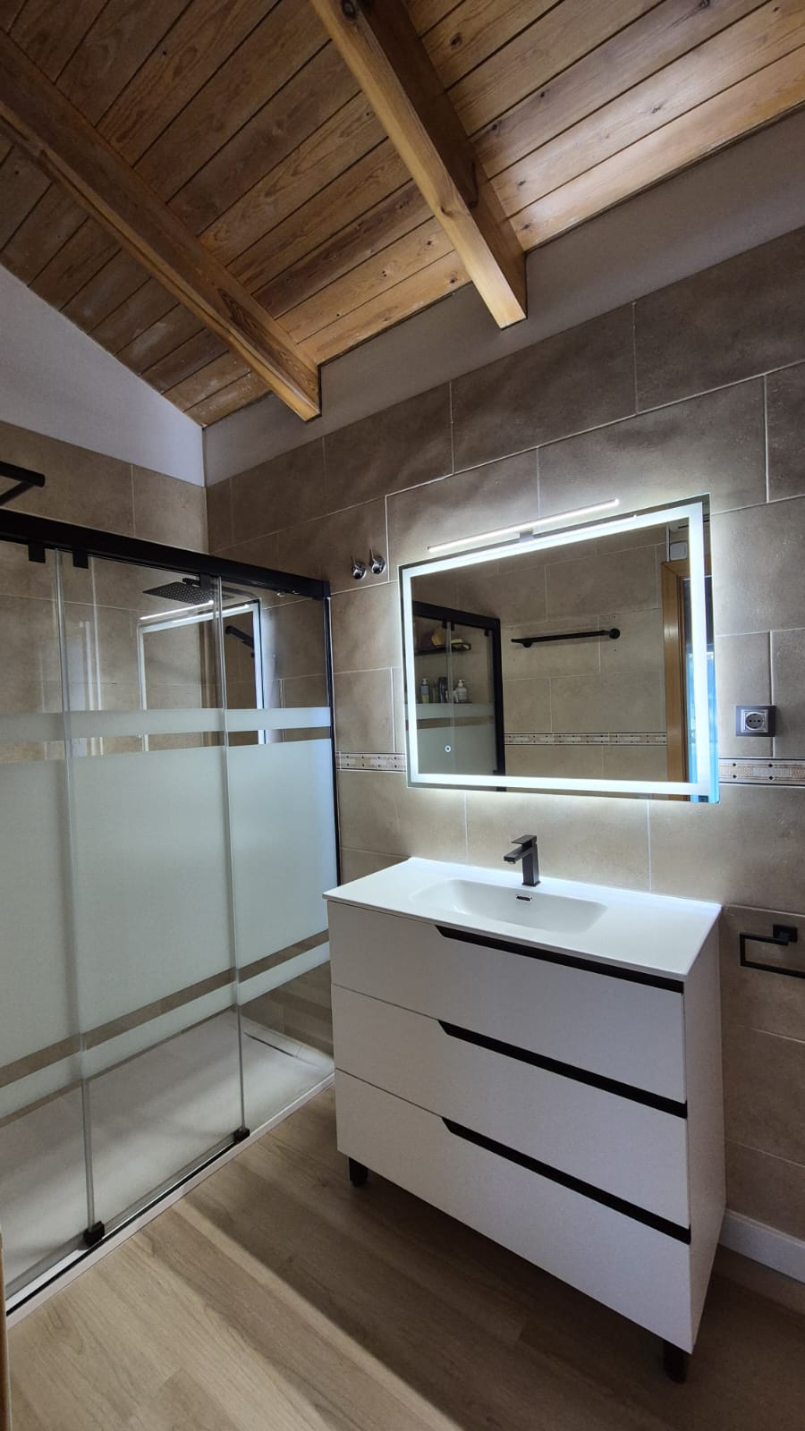 En Paco Piña Reformas realizamos este tipo de renovaciones parciales para que puedas disfrutar de un baño más moderno sin complicaciones innecesarias.