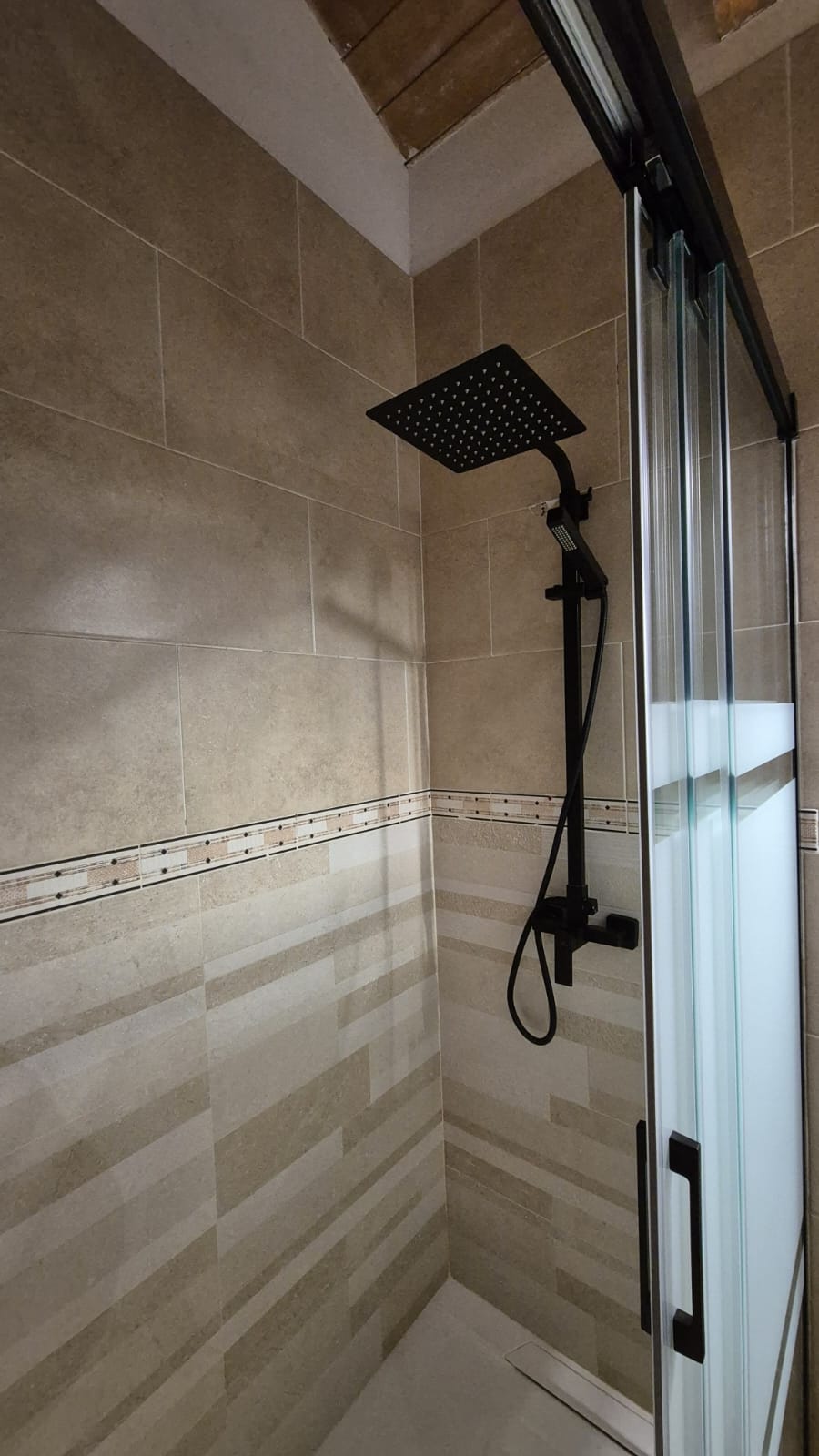 En Paco Piña Reformas realizamos este tipo de renovaciones parciales para que puedas disfrutar de un baño más moderno sin complicaciones innecesarias.