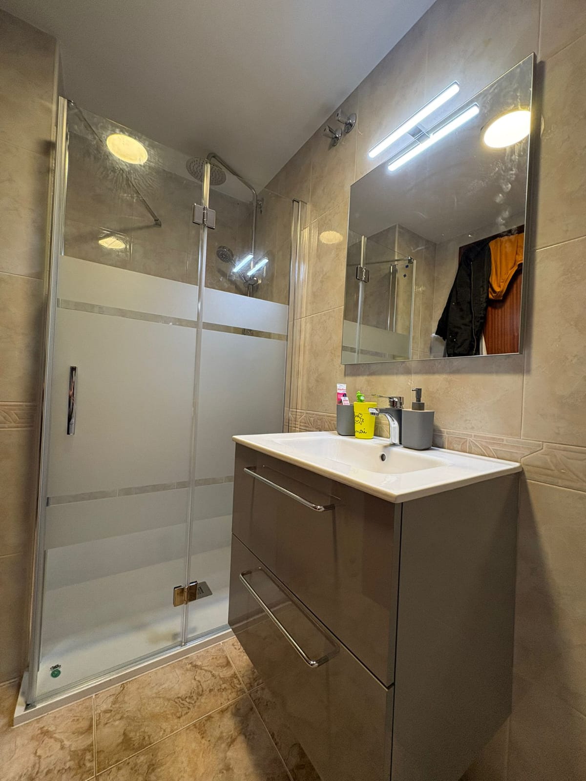 En Paco Piña Reformas realizamos este tipo de renovaciones parciales para que puedas disfrutar de un baño más moderno sin complicaciones innecesarias.