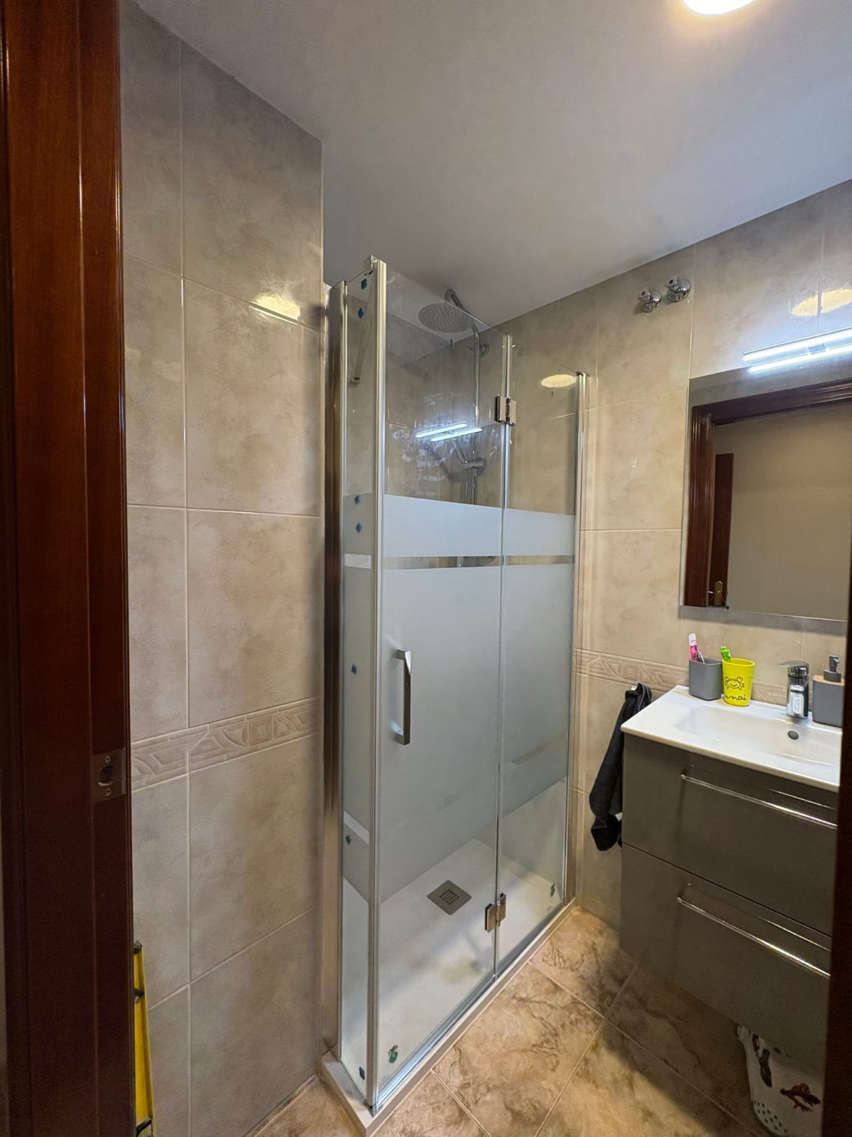 En Paco Piña Reformas realizamos este tipo de renovaciones parciales para que puedas disfrutar de un baño más moderno sin complicaciones innecesarias.