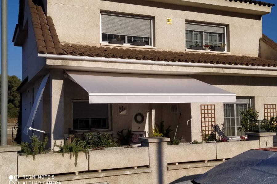 Toldos a medida: la forma más inteligente de disfrutar de tu terraza
