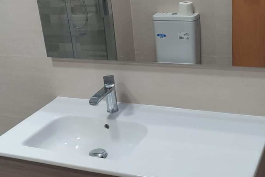 Una moderna y elegante reforma de un baño pequeño