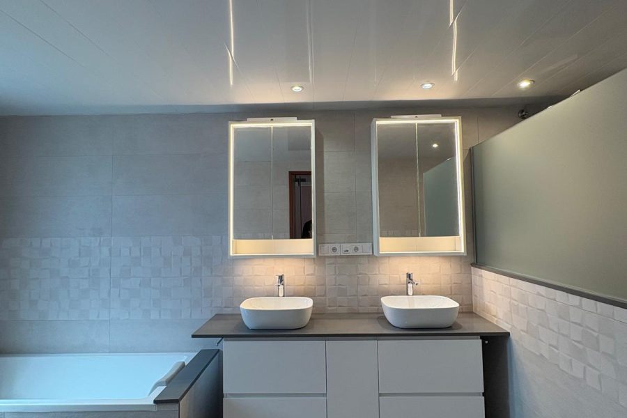 Baño de hotel en casa: reforma completa con bañera y ducha extraplano